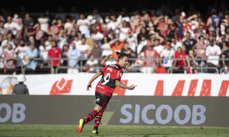 Flamengo passeia no Morumbi e goleia São Paulo