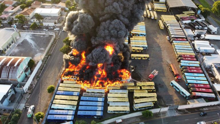 Incêndio destruiu 56 ônibus em Londrina