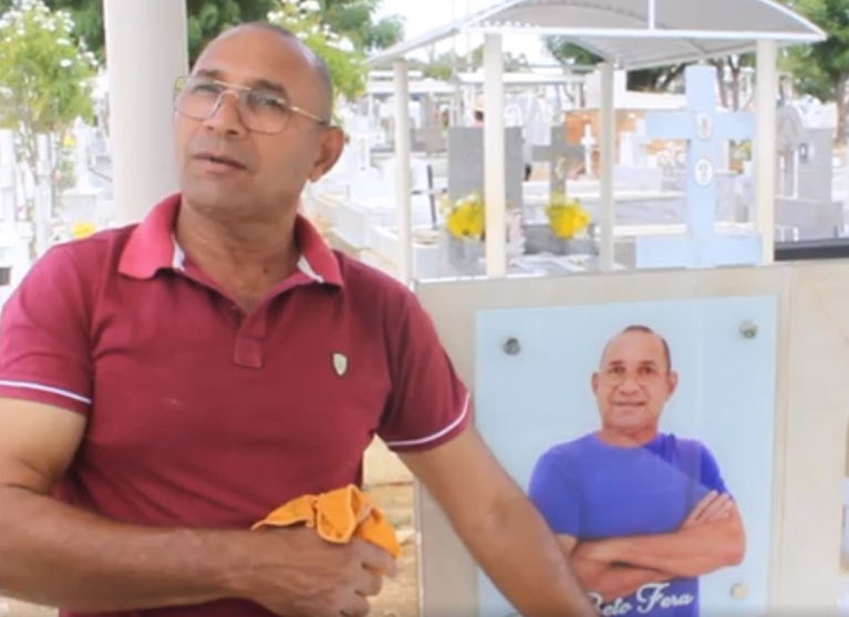 Homem surge ao lado do próprio túmulo. E não era assombração