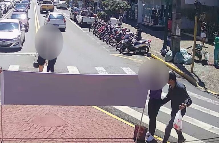 Preso após ser flagrado passando a mão em uma mulher