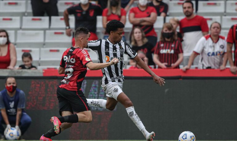 Atlético-MG bate Athletico-PR