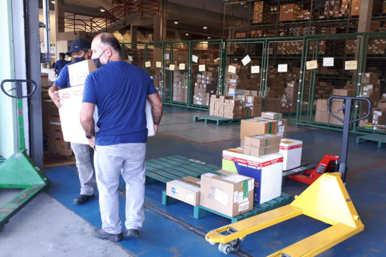 Estado entrega novas doses de vacinas contra a Covid-19 às 22 Regionais de Saúde