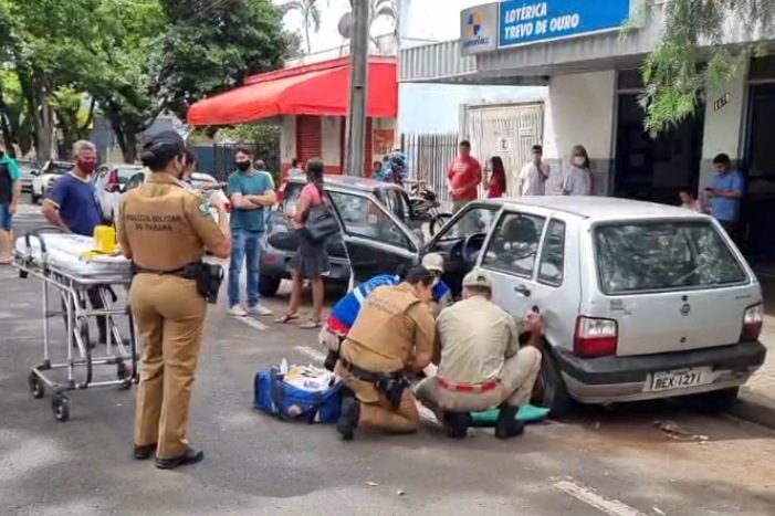Vídeo – Idoso é atropelado ao descer do carro e fica em estado grave