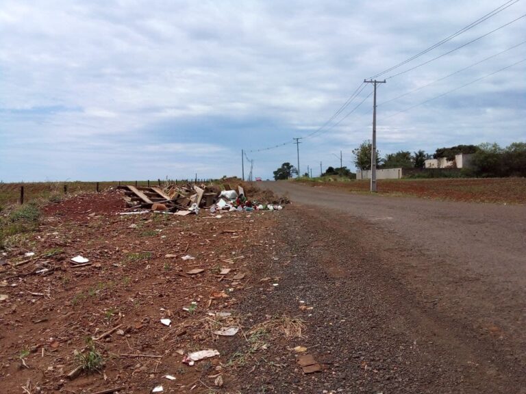 Estradas rurais viraram lixão a céu aberto