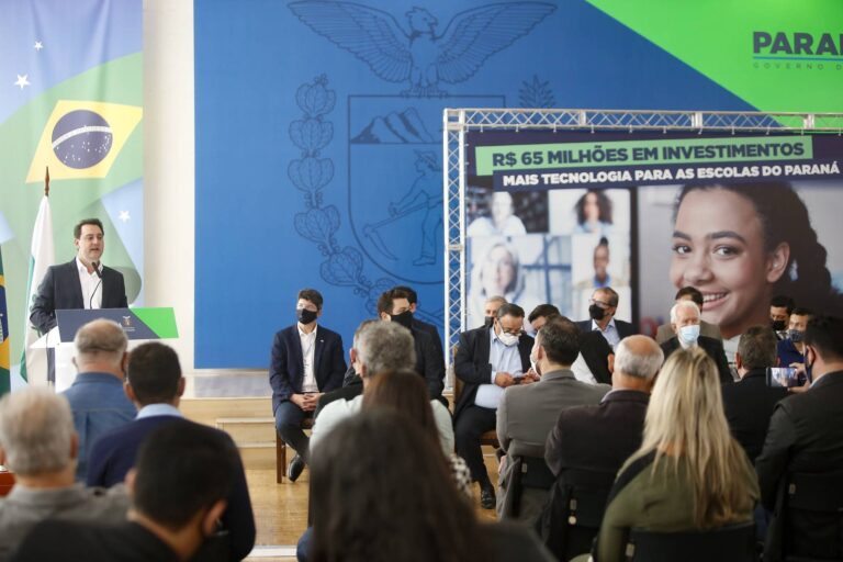 Governador entrega 10,2 mil computadores e equipamentos de wi-fi para escolas da rede estadual