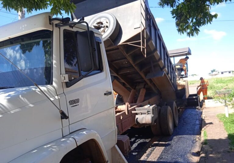 Prefeitura intensifica trabalho de recape nos bairros