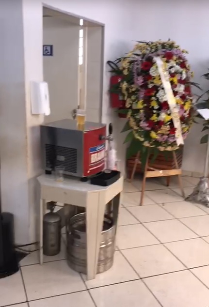 Velório de médico tem música e muito chope