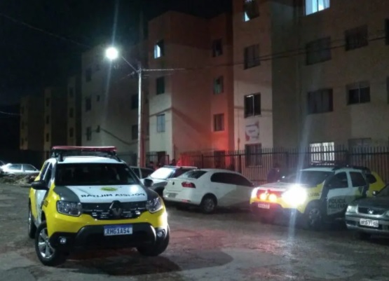 Mulher pula de prédio e jovem se pendura em parapeito para escapar da morte