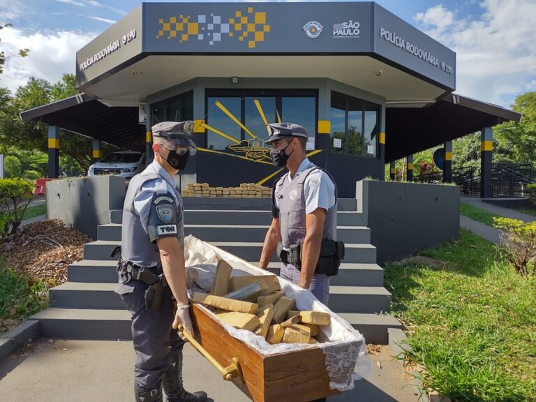 Traficantes escondem maconha em caixão