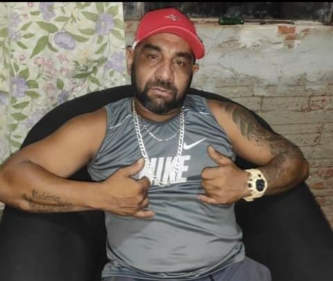 Morto a tiros ao atender homem que o chamou no portão de casa