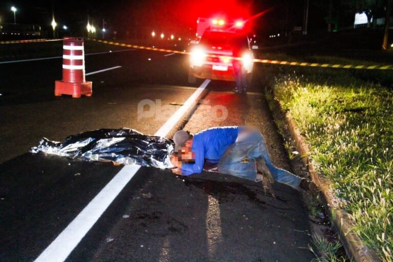 Mulher briga com o marido, sai do carro e morre atropelada na rodovia