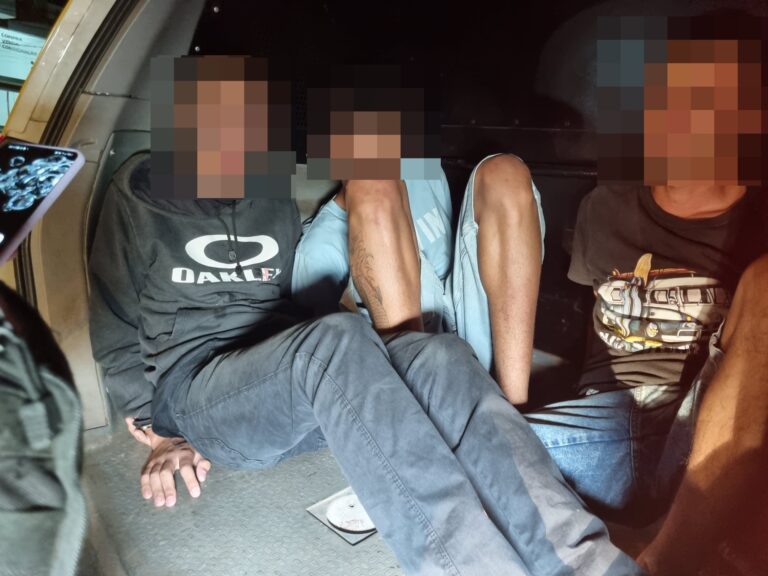 Polícia para fugitivos na base do tiro
