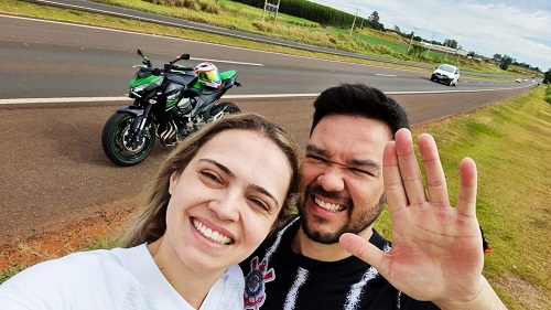 A última viagem: jovem morre em acidente de moto e mulher na garupa perde as duas pernas