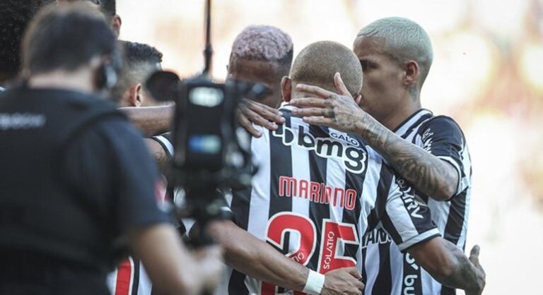 Atlético-MG derrota Bragantino e faz festa do título