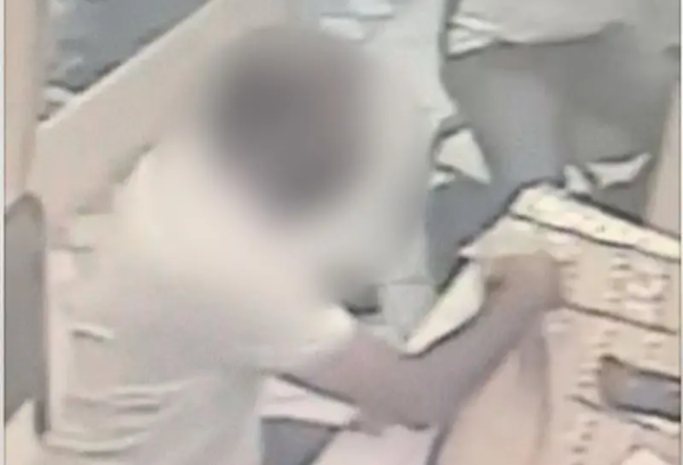 Ladrão se passa por cliente e furta joalheria