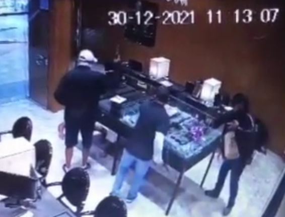 Vídeo: Quadrilha rouba joalheria no shopping Maringá Park em plena luz do dia