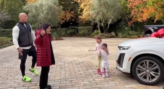 The Rock surpreende a mãe com carrão de presente no Natal