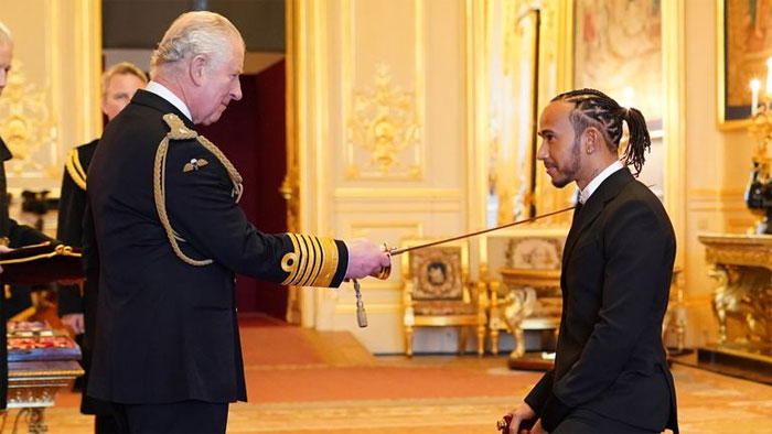 Sir Lewis Hamilton é oficialmente condecorado cavaleiro
