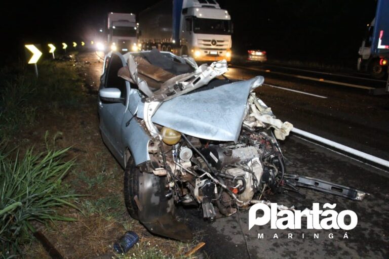Jovens batem em caminhão e ficam gravemente feridos