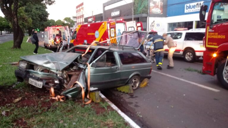 Carro bate em árvore e deixa três feridos