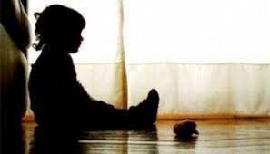 Mulher é presa por deixar filho de 2 anos sozinho em casa