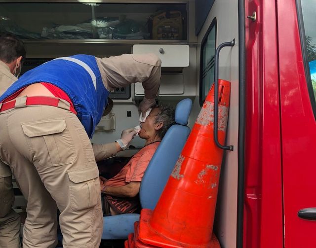 Idosa fica em estado grave após ser agredida a pontapés pelo filho