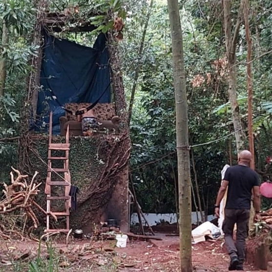 Agente vai levar intimação em casa muito esquisita
