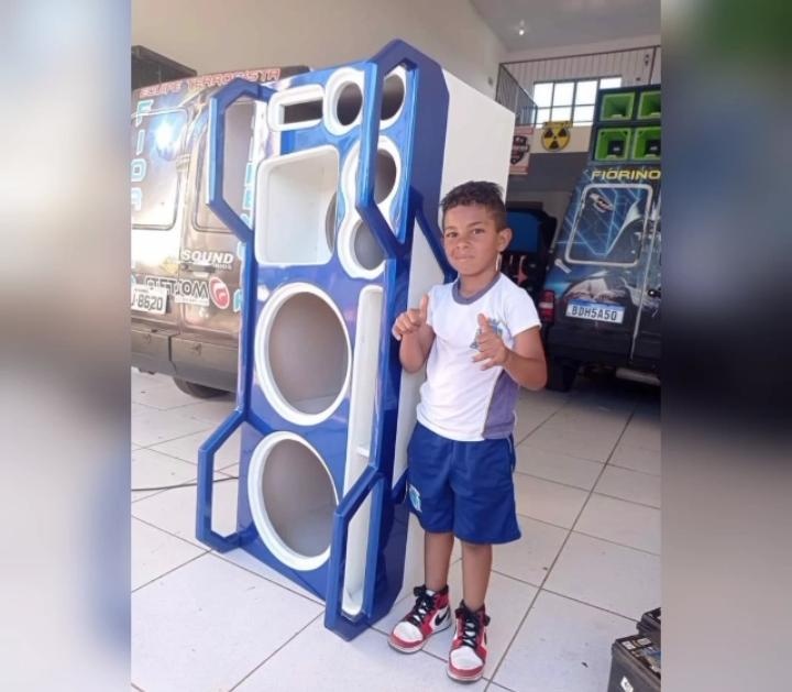 Menino morre após caixa de som cair nele na loja do pai