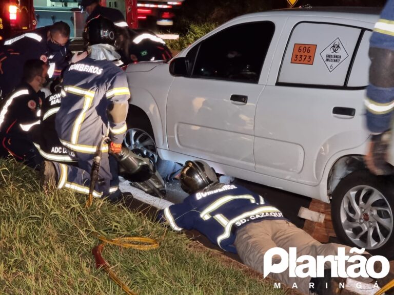 Motoboy fica preso embaixo de carro após colisão
