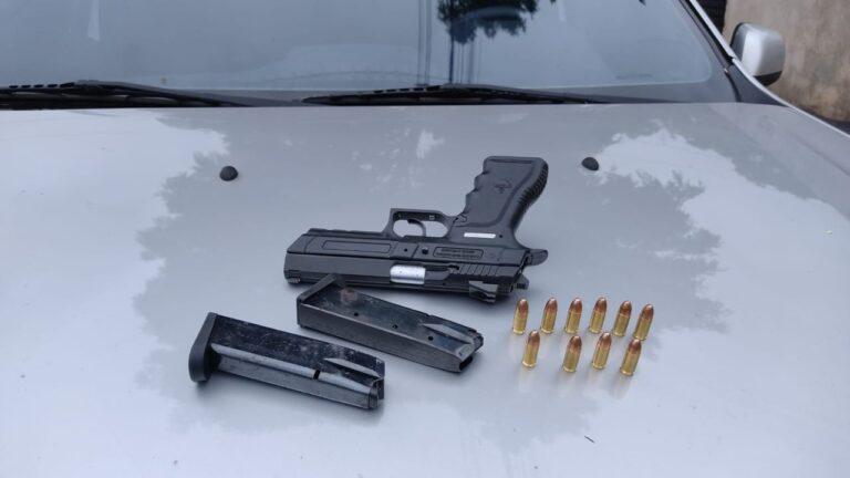 Polícia prende jovem e apreende arma que pode ter sido usada em vários crimes