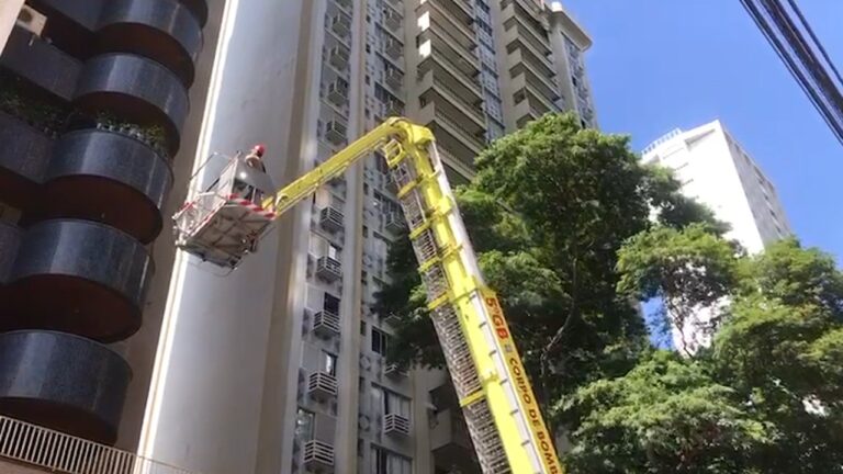 Bombeiros usam plataforma para resgatar idosa em prédio