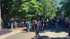 Alunos da UEM protestam após suspensão das aulas presenciais