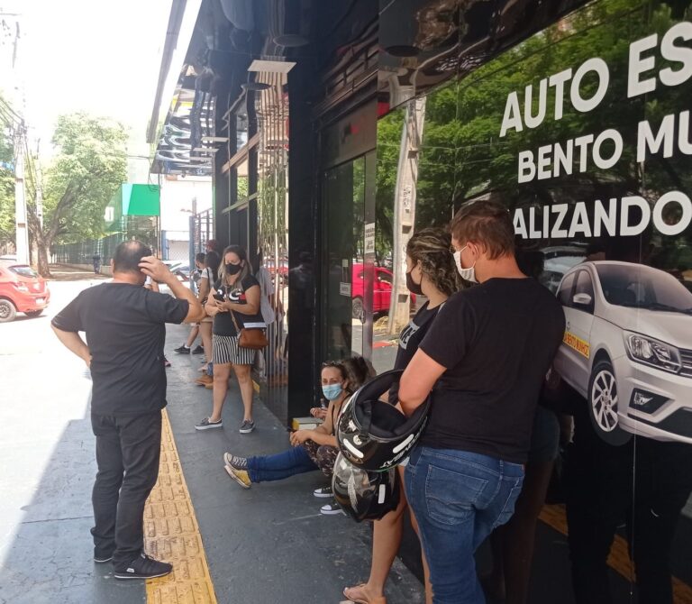 Auto escola fecha as portas e deixa clientes a ver navios