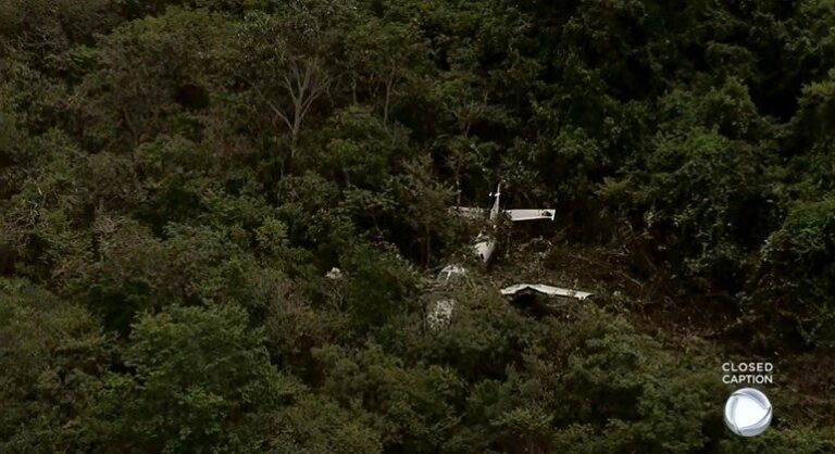 Avião com 5 pessoas cai na fazenda de Nelson Piquet
