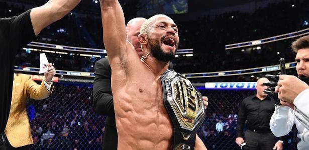 Deiveson supera Moreno por pontos e recupera cinturão no UFC 270