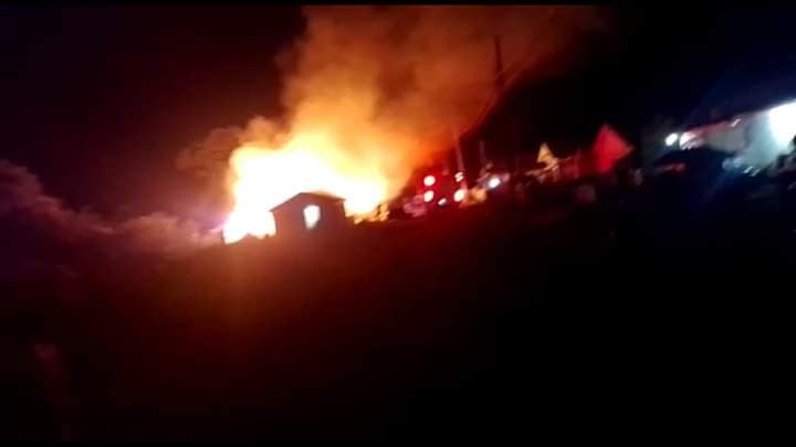 Frequentador promove tiroteio, mata três e bota fogo na igreja por causa de 10 reais