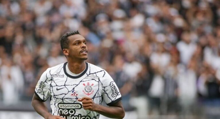 Jô vai iniciar o ano como titular do Corinthians