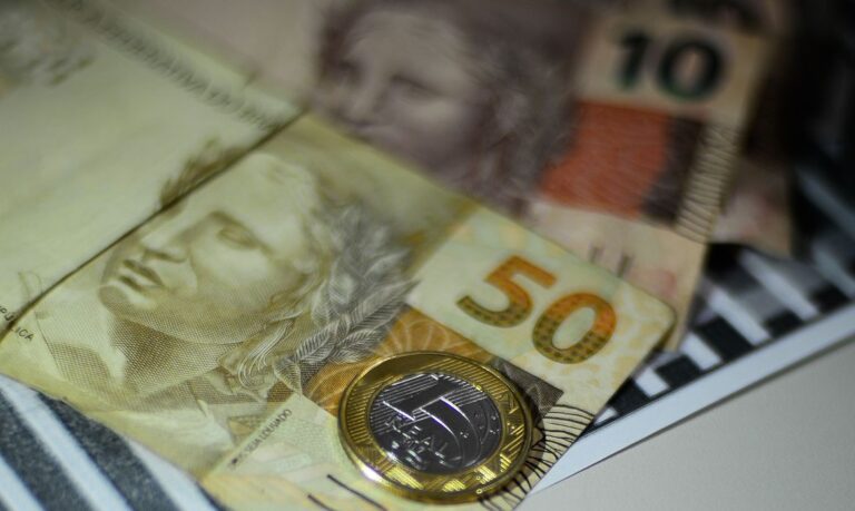 Associação da UEM alerta que é proibido pedir contribuição