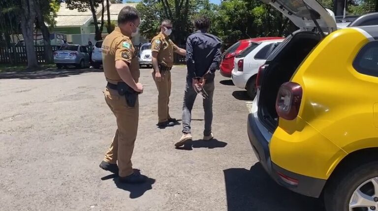 Mãe chama a polícia e dono de bar é preso após assediar adolescente
