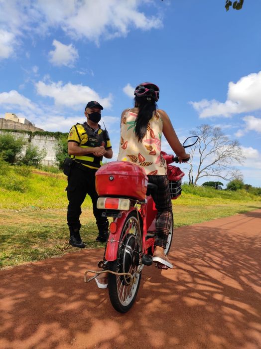 Agentes de trânsito orientam condutores de veículos de duas rodas