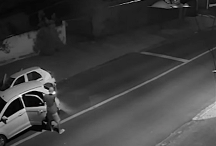 Atiradores param ao lado de carro estacionado e executam um casal e duas crianças