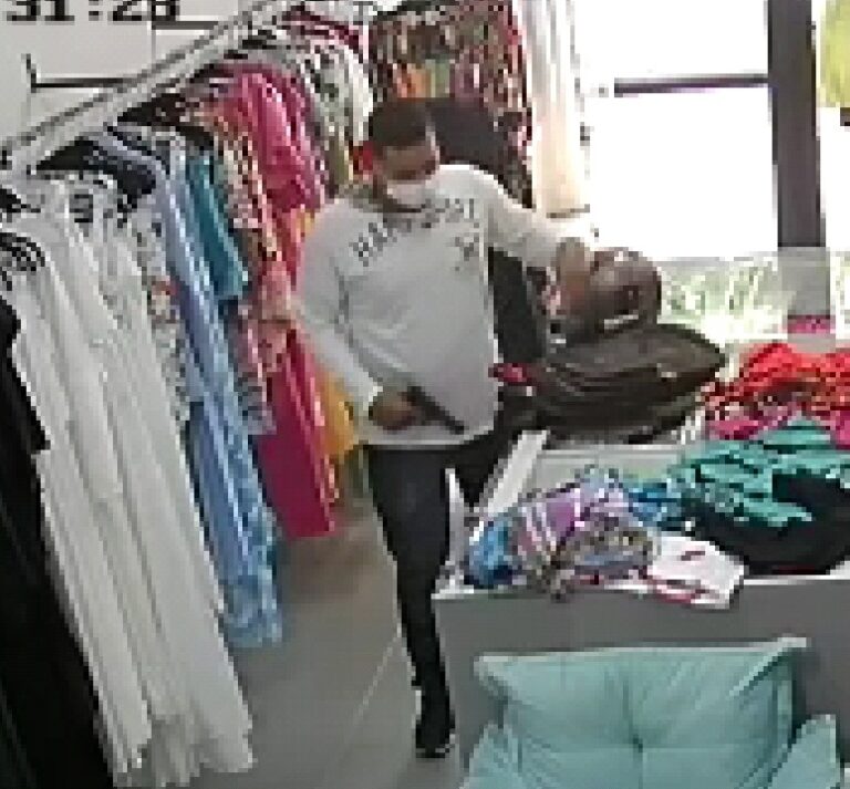 Bandido tranca funcionárias no banheiro durante assalto