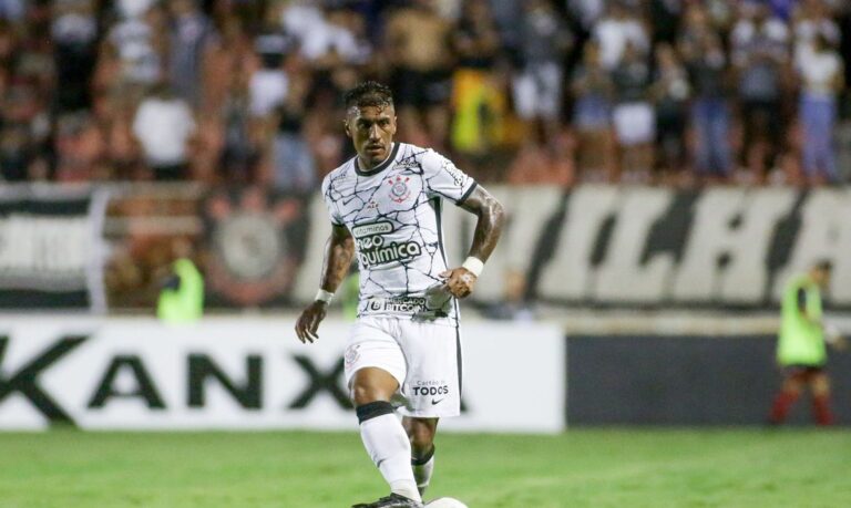 Paulinho garante a vitória do Corinthians