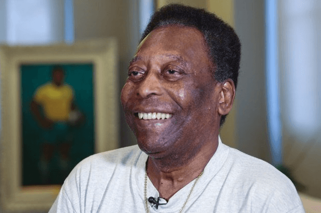 Pelé é internado novamente