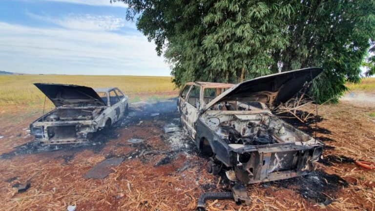 Carros são furtados e destruídos pelo fogo