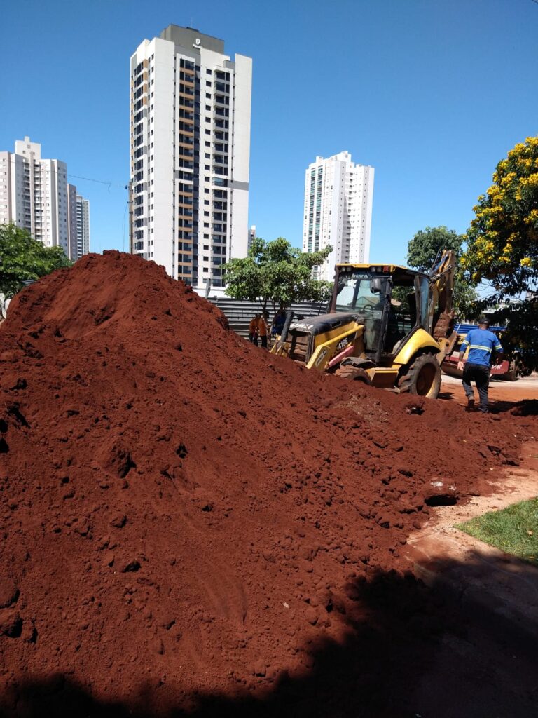 Barranco desaba e deixa trabalhador soterrado até a cintura