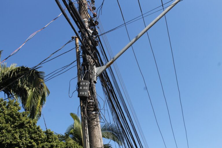 Fiação solta em Maringá pode render multa de R$ 10 mil