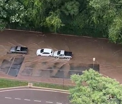 Chuva causa alagamento, arranca pista de caminhada e derruba árvores