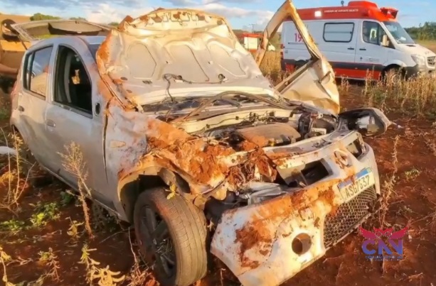 Bandido rouba carro, capota e morre na PR-082