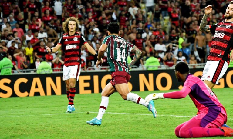 Cano marca dois e Fluminense supera Flamengo no Maracanã